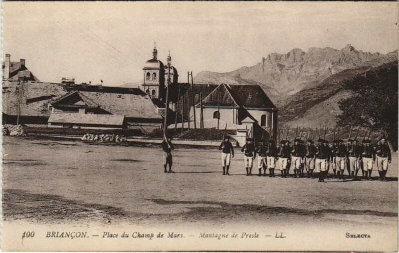 Carte postale ancienne Briancon Place du Champ de Mars France