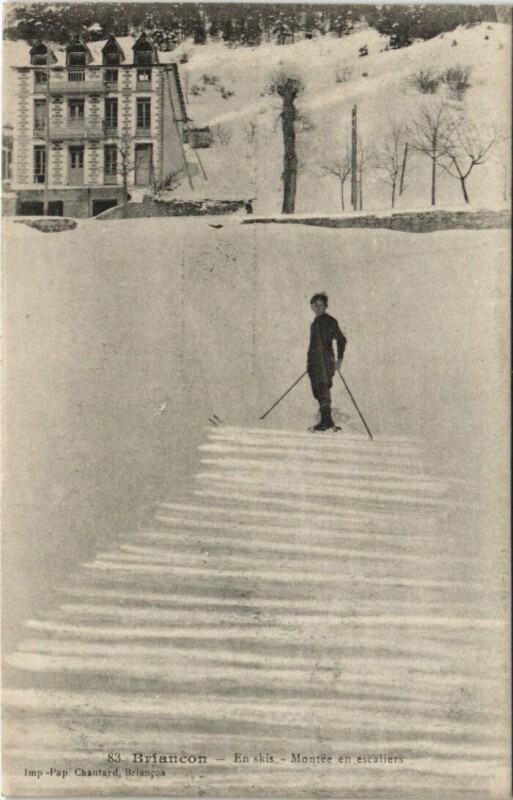 Carte postale ancienne Briancon En skis, montee en escaliers France