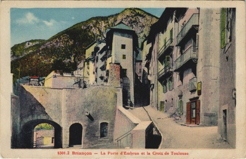Carte postale ancienne Briancon La Porte d'Embrun France à Embrun