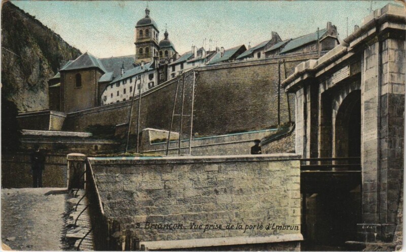 Carte postale ancienne Briancon Vue prise de la porte d'Embrun France à Embrun
