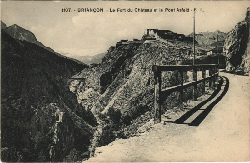 Carte postale ancienne Briancon Le Fort du Chateau et le Pont Asfeld France