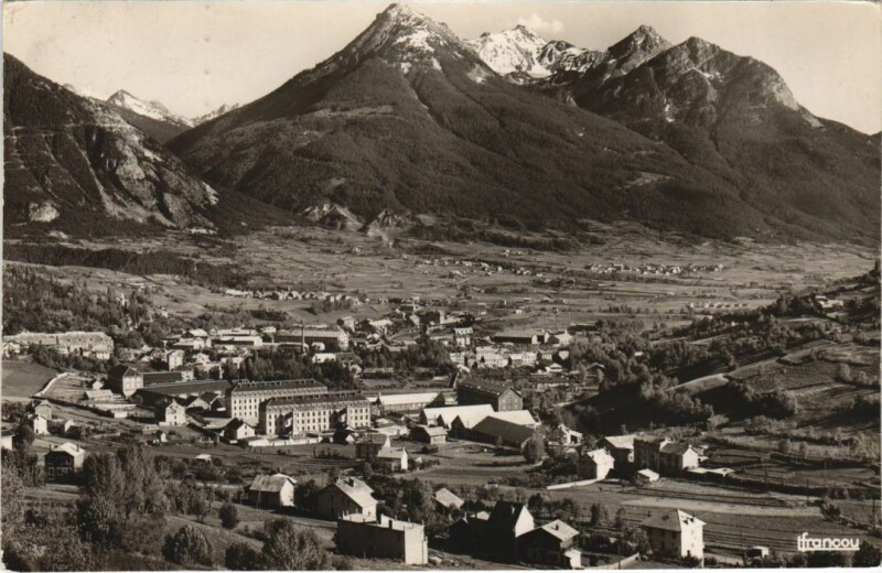 Carte postale ancienne Briancon et le Massif de Peyre Eyraute France