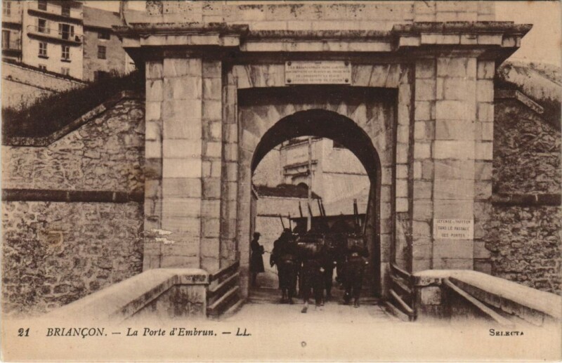 Carte postale ancienne Briancon La Porte d'Embrun France à Embrun