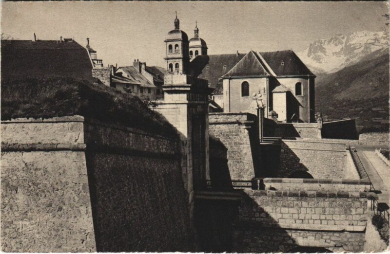Carte postale ancienne Briancon La Porte Pignerol et l'Eglise France