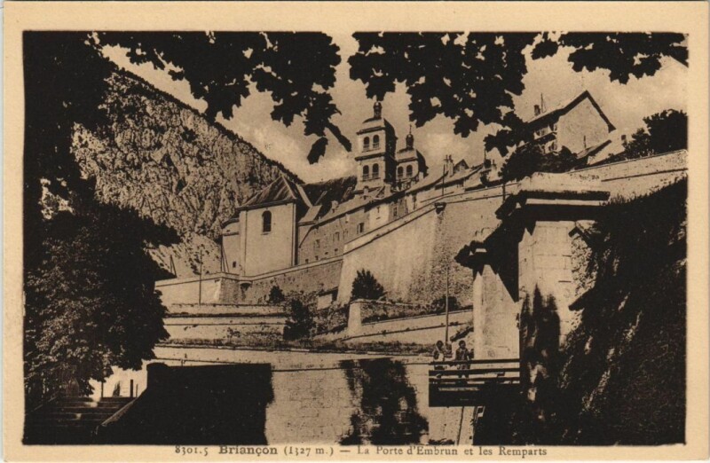 Carte postale ancienne Briancon La Porte d'Embrun et les Remparts France à Embrun