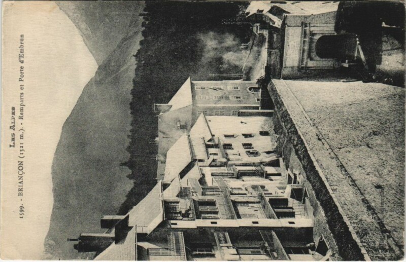 Carte postale ancienne Briancon Remparts et Porte d'Embrun France à Embrun