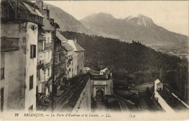 Carte postale ancienne Briancon La Porte d'Embrun et le Losain France à Embrun