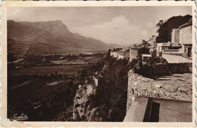 Carte postale ancienne Embrun Le Rond Point France à Embrun