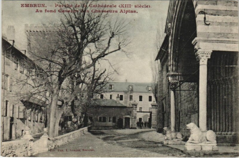 Carte postale ancienne Embrun Porche de la Cathedrale France à Embrun