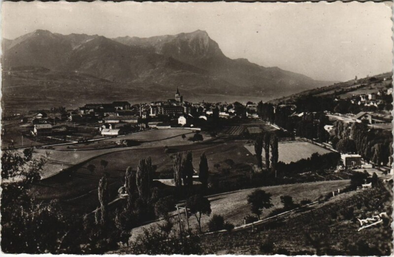 Carte postale ancienne Embrun Vue d'Ensemble France à Embrun