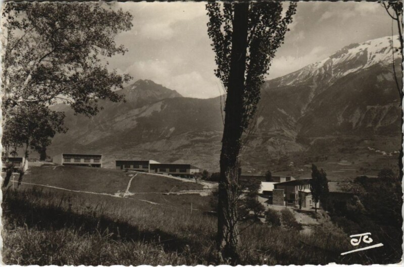 Carte postale ancienne Embrun Le colonie de vacances de la Banque France à Embrun