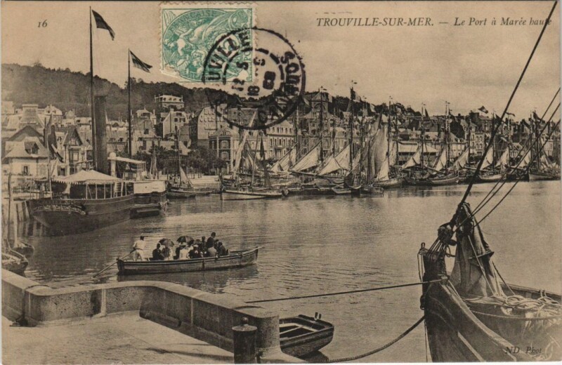 Carte postale ancienne Trouville-sur-Mer - Le Port a Maree Haute Ships