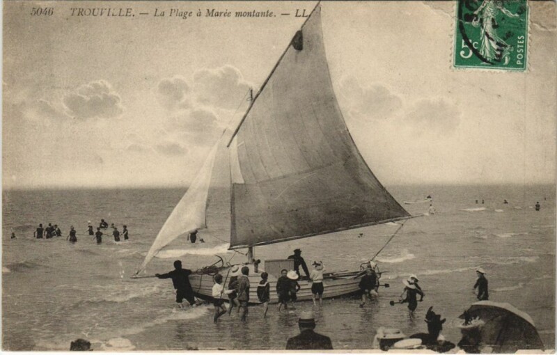 Carte postale ancienne Trouville - La Plage a Maree Montante - Sailboat Ships