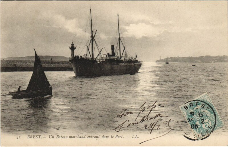 Carte postale ancienne Brest - Un Bateau Marchand Entrant dans le Port Ships