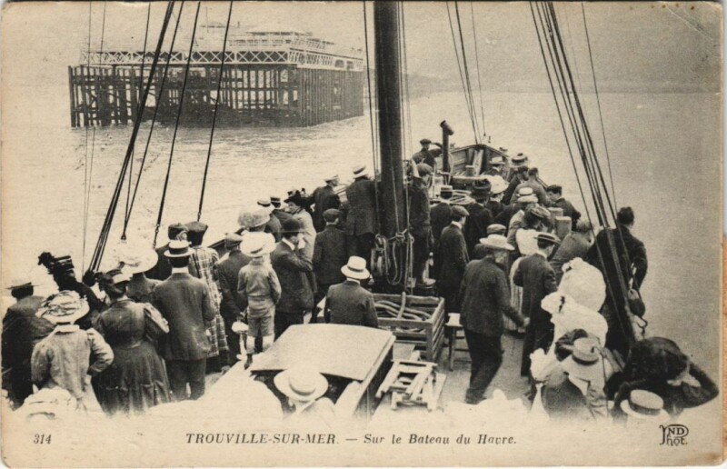 Carte postale ancienne Trouville-sur-Mer - Sur le Bateau du Havre Ships