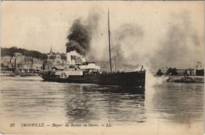 Carte postale ancienne Trouville - Depart du Bateau du Havre Ships