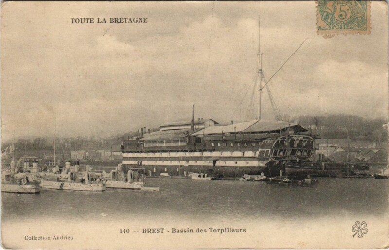 Carte postale ancienne Brest - Bassin des Torpilleurs Ships