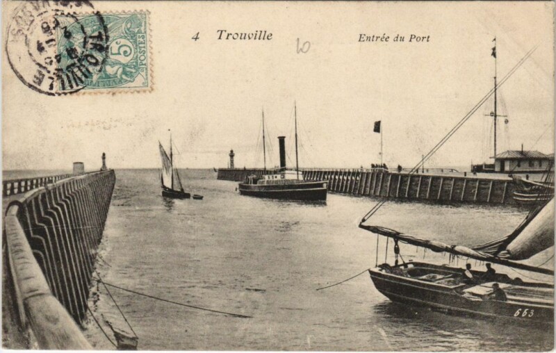 Carte postale ancienne Trouville - Entree du Port Ships
