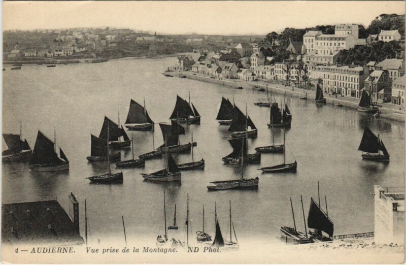 Carte postale ancienne Audierne - Sailing Vessels - Vue prise de la Montagne Ships