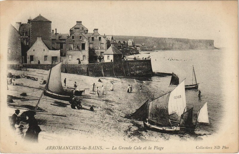 Carte postale ancienne Arromanches-les-Bains - Lboats on the Shore Ships