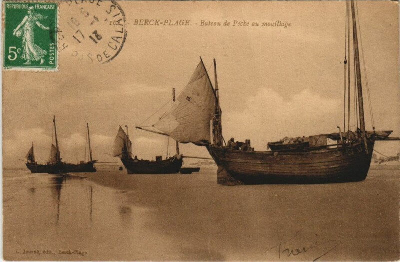 Carte postale ancienne Berck-Plage - Bateau de Peche au Mouillage Ships
