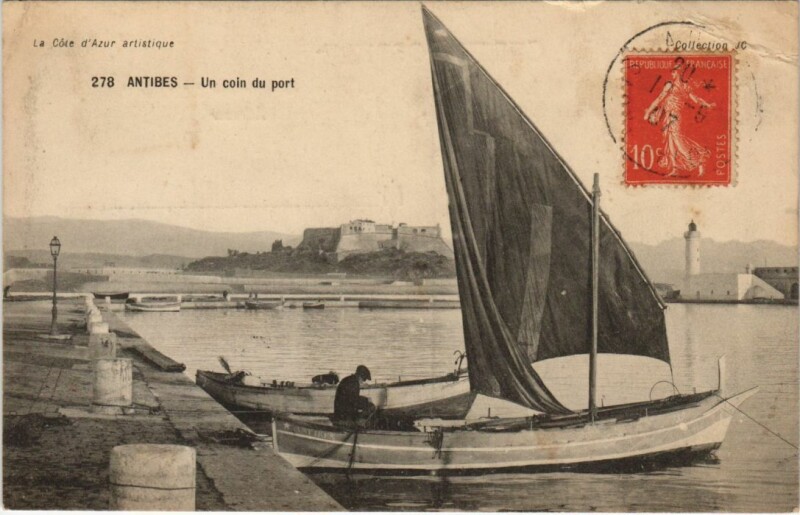 Carte postale ancienne Antibes - Un Coin du Port Ships