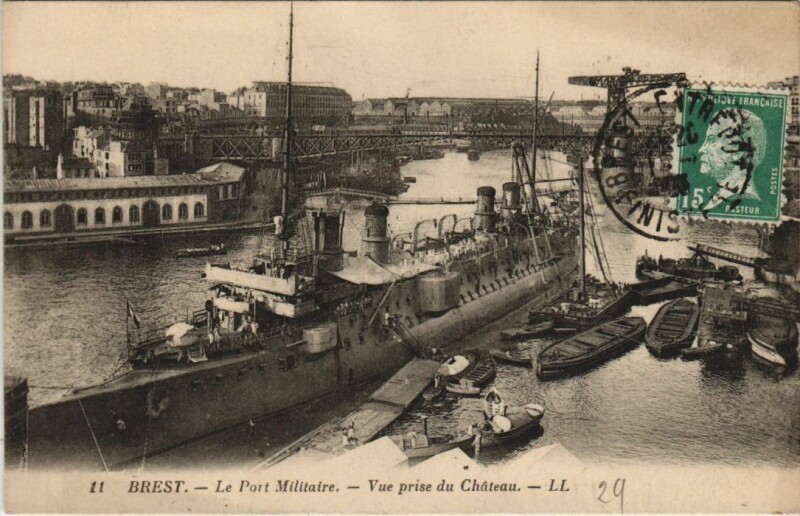 Carte postale ancienne Brest - Le Port Militaire - Vue prise du Chateau Ships