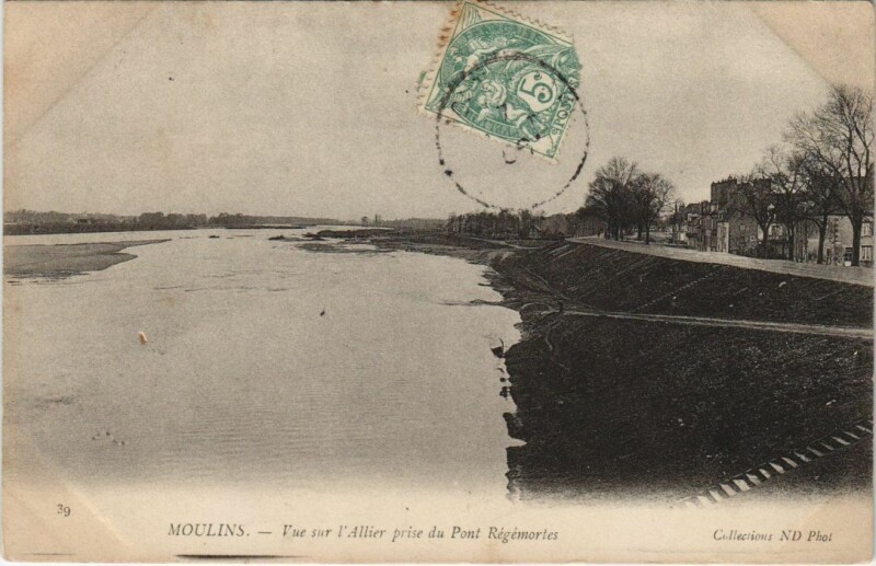 Carte postale ancienne Moulins vue sur l'Allier prise du Pont Regemortes à Moulins