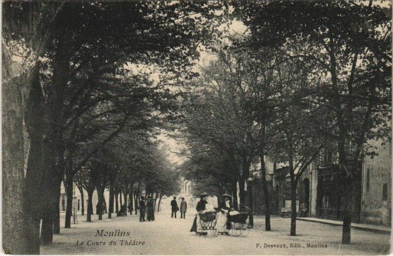 Carte postale ancienne Moulins Le Cours du Theatre à Moulins