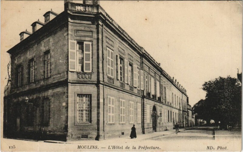 Carte postale ancienne Moulins Hotel de la Prefecture à Moulins