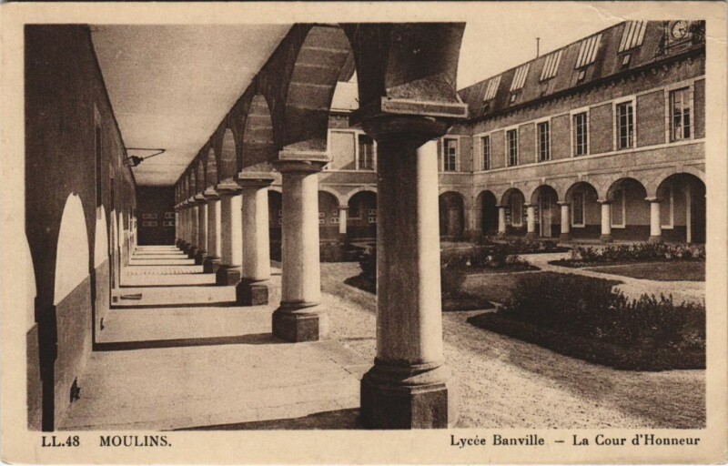 Carte postale ancienne Moulins Lycee Banville, Cour d'Honneur à Moulins
