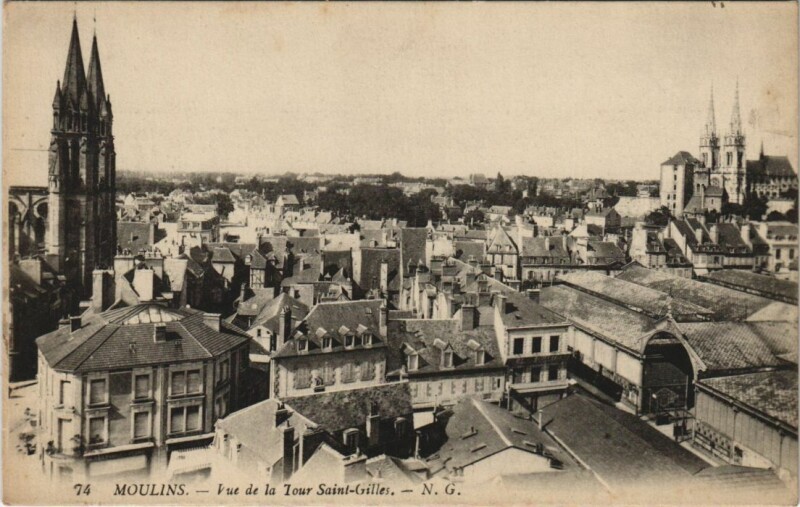 Carte postale ancienne Moulins vue de la Tour Saint-Gilles à Moulins