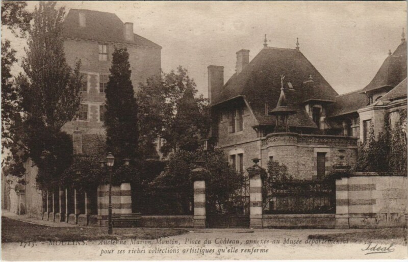 Carte postale ancienne Moulins Ancienne Maison Mantin,Place du Chateau à Moulins
