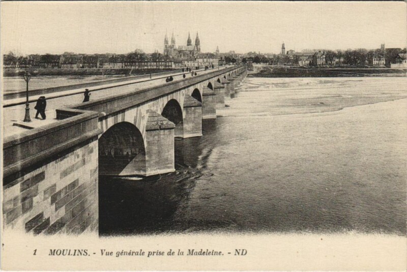 Carte postale ancienne Moulins vue generale prise de la Madeleine à Moulins