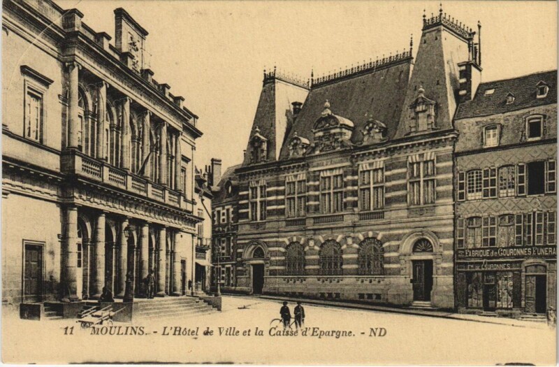 Carte postale ancienne Moulins Hotel de Ville et Caisse d'Epargne à Moulins