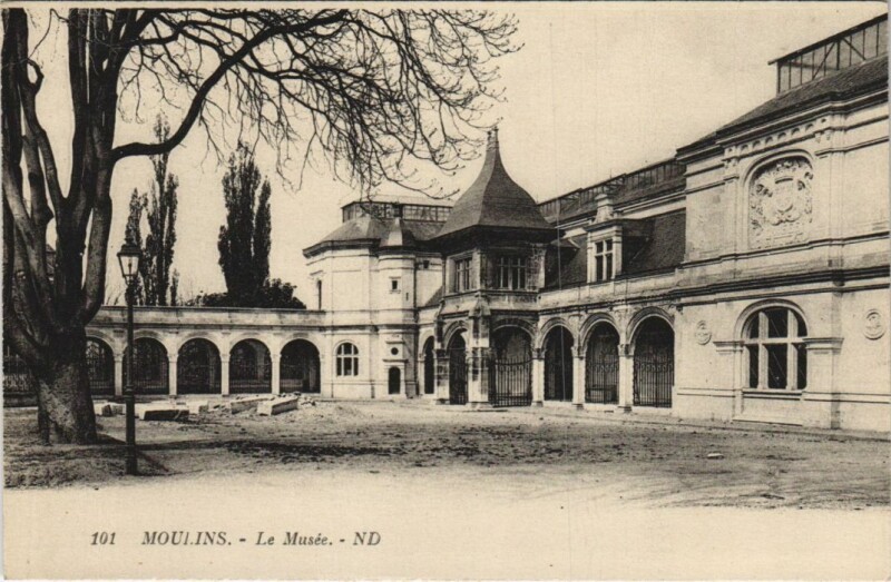 Carte postale ancienne Moulins Le Musee à Moulins