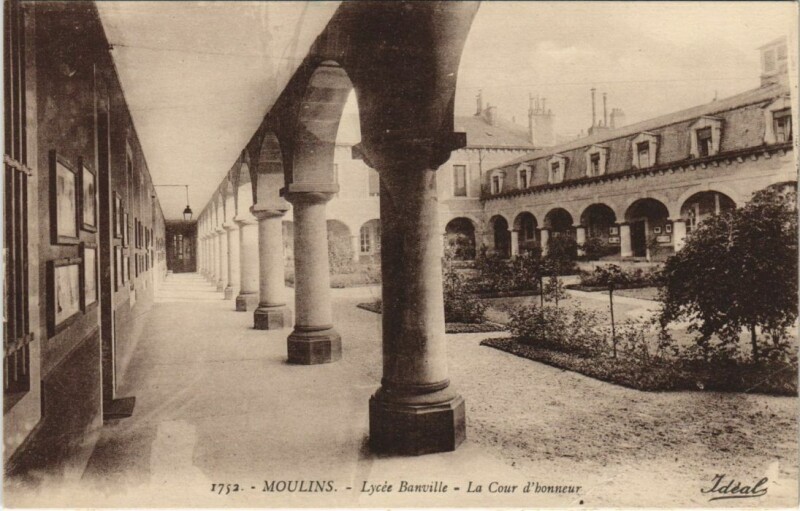 Carte postale ancienne Moulins Lycee Banville, Cour d'Honneur à Moulins