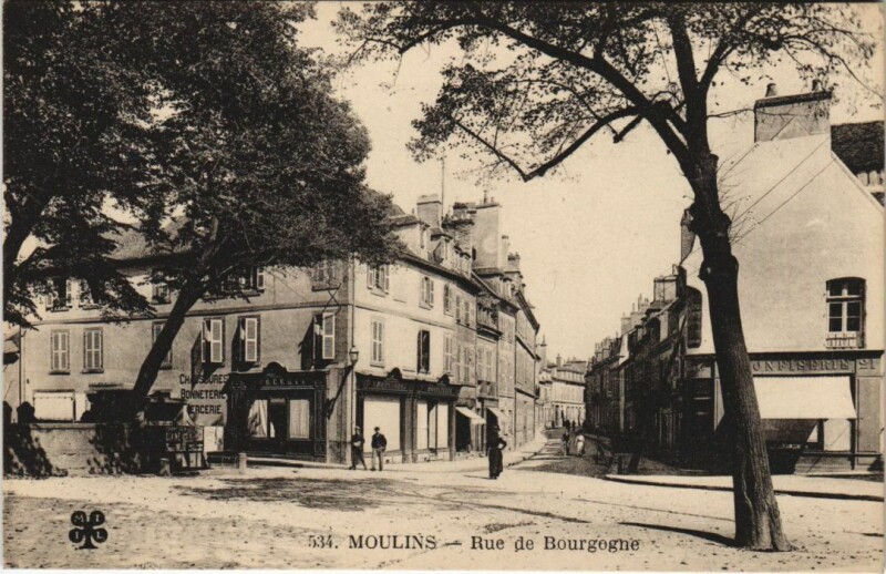 Carte postale ancienne Moulins Rue de Bourgogne à Moulins