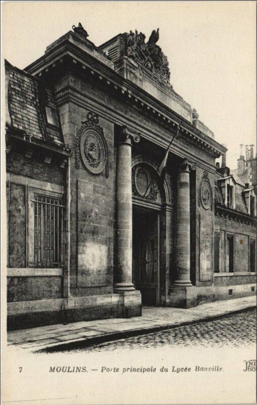 Carte postale ancienne Moulins Porte principale du Lycee Banville à Moulins