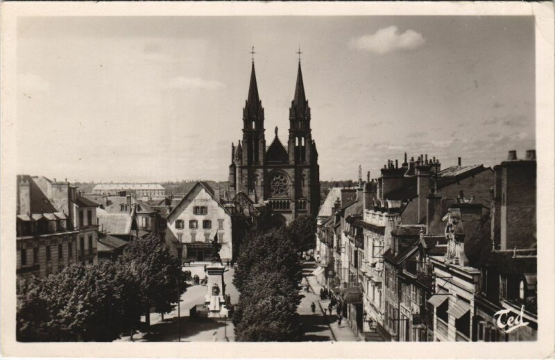 Carte postale ancienne Moulins Place d'Allier et le Sacre Coeur à Moulins
