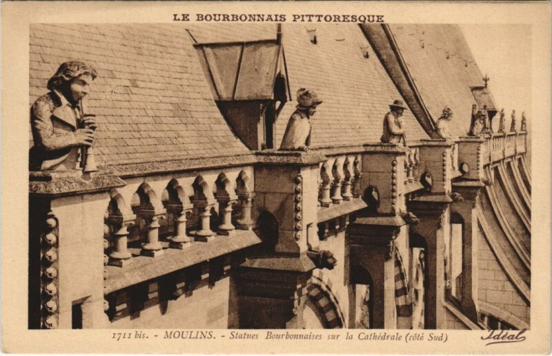 Carte postale ancienne Moulins Statue Bourbonnaises sur la Cathedrale à Moulins