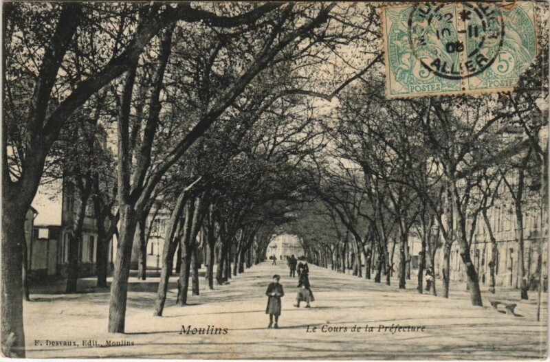 Carte postale ancienne Moulins Le Cours de la Prefecture à Moulins