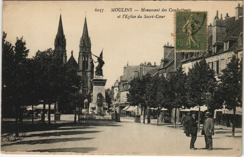 Carte postale ancienne Moulins Monument des Combattants ,Eglise du Sacre Coeur à Moulins