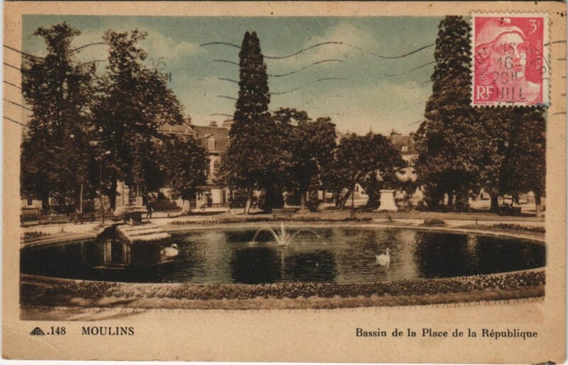 Carte postale ancienne Moulins Bassin de la Place de la Republique à Moulins