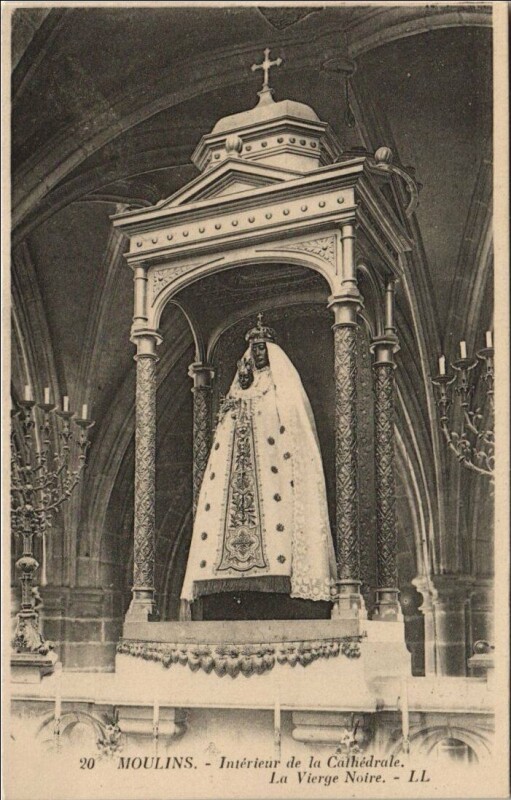Carte postale ancienne Moulins Interieur de la Cathedrale ,Vierge Noire à Moulins