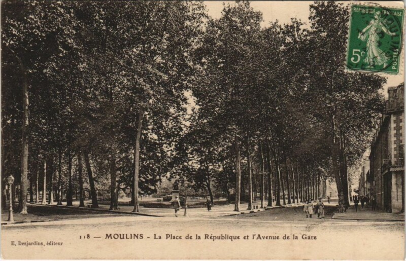 Carte postale ancienne Moulins Place de la Republique ,Avenue de la Gare à Moulins