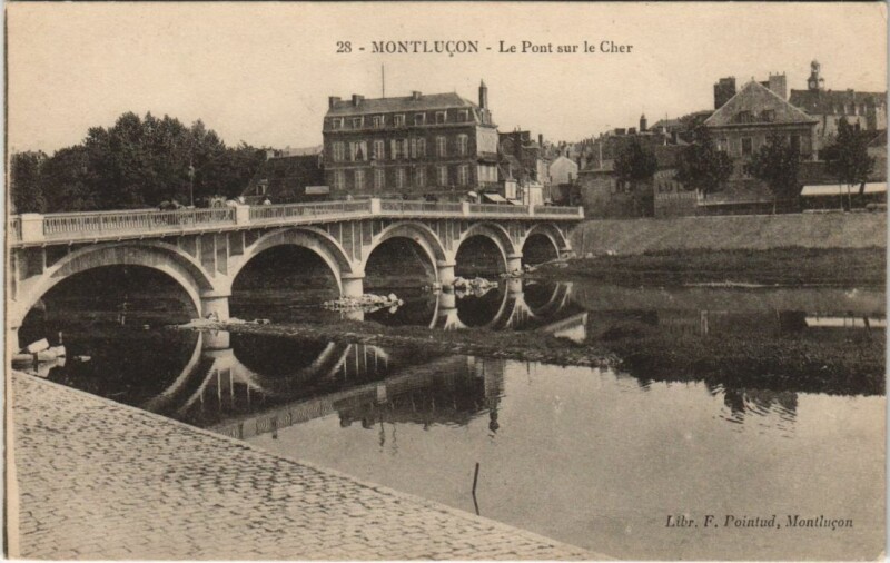 Carte postale ancienne Montlucon Le Pont sur le Cher