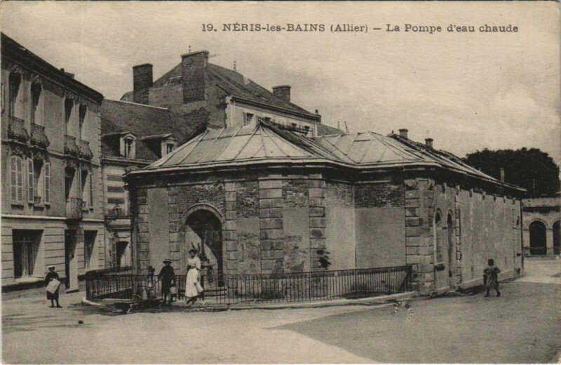 Carte postale ancienne Neris les Bains La Pompe d'eau chaude
