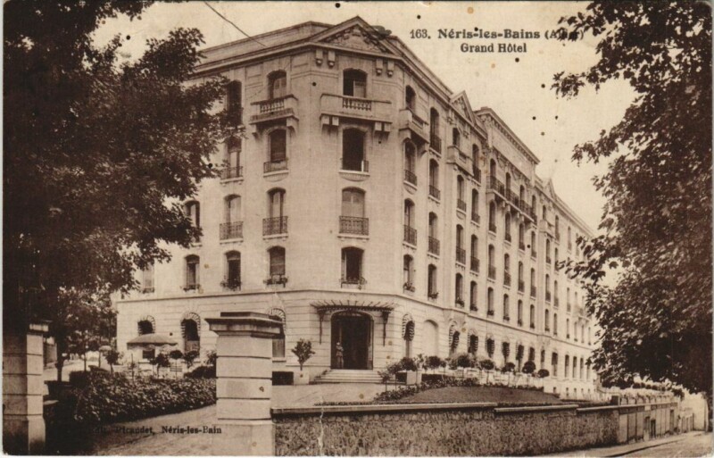 Carte postale ancienne Neris les Bains Grand Hotel