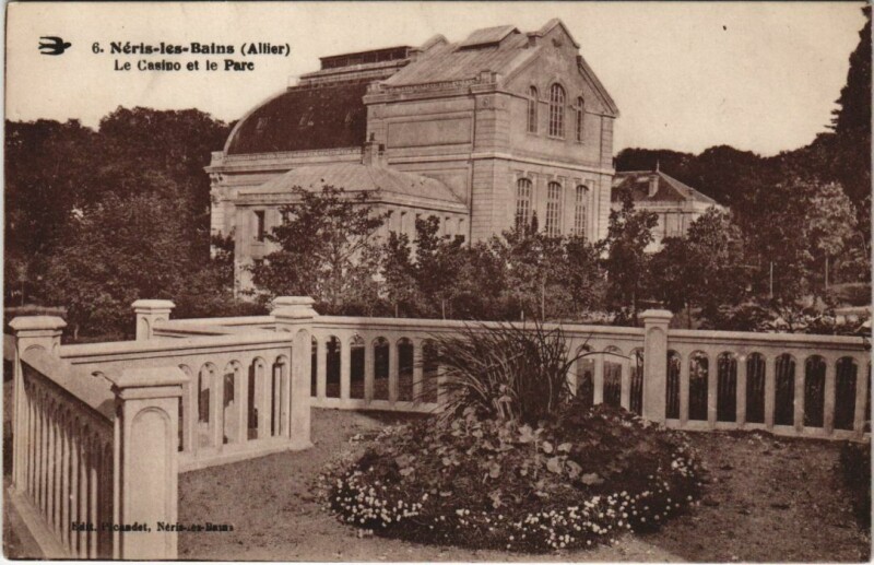 Carte postale ancienne Neris les Bains Le Casino et le Parc
